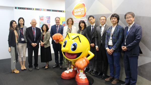 La consellera de Empresa de la Generalitat, Àngels Chacón, con representantes de Bandai Namco en la sede de la empresa en Japón La consellera de Empresa de la Generalitat, Àngels Chacón, con representantes de Bandai Namco en la sede de la empresa en Japón