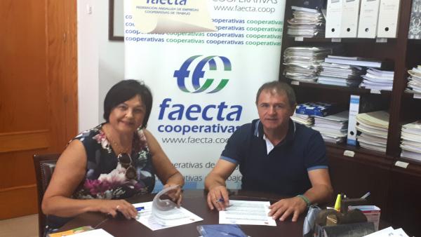 Firma del convenio entre Faecta y el Ayuntamiento de Villanueva de la Reina.