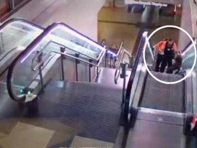 Captura del vídeo difundido por la Sexta donde se ve a dos vigilantes de Metro propinar una paliza a un hombre de raza negra.