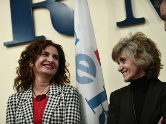 La ministra de Hacienda, María Jesús Montero, sonríe al expresidente del Gobierno, José Luis Rodríguez Zapatero, ante la atenta mirada de la ministra de Sanidad, María Luisa Carcedo, durante el acto de entrega de los Premios CERMI.es 2018, en la sede del