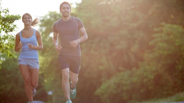 Pareja corriendo al aire libre. 