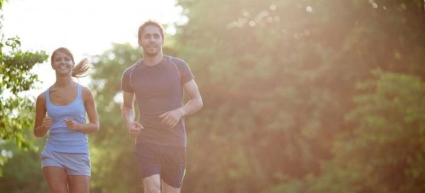 Pareja corriendo al aire libre.