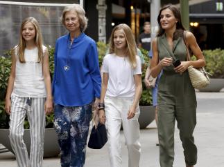 La reina Letizia y sus hijas con doña Sofía en Palma