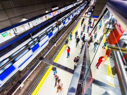 Imagen de archivo de viajeros de Metro de Madrid esperan un tren en el andén de la estación.