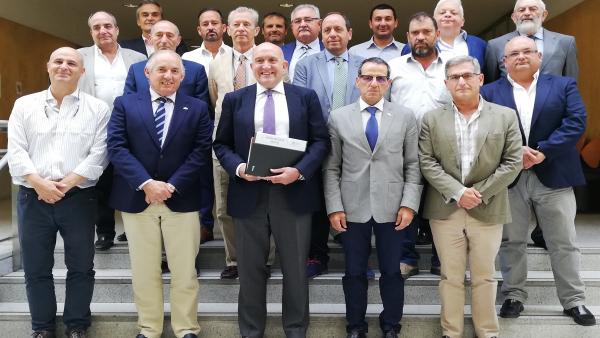 Carnero, en el centrode la fila inferior, con los miembros de Urcacyl con los que se ha reúnido este viernes.