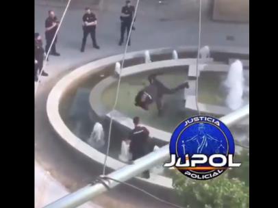 Un agente de policía salta sobre un individuo que portaba un machete.