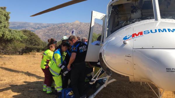 Un ciclista de 64 años ha sido trasladado en helicóptero con pronóstico reservado al Hospital de La Paz tras sufrir una parada cardiorespiratoria. Un ciclista de 64 años ha sido trasladado en helicóptero con pronóstico reservado al Hospital de La Paz tras sufrir una parada cardiorespiratoria.