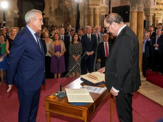 El socialista Javier Lambán promete su cargo como presidente del Gobierno de Aragón.