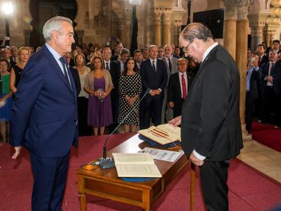 El socialista Javier Lambán promete su cargo como presidente del Gobierno de Aragón.