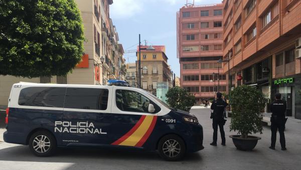 Un joven acuchilla a un amigo para robarle, le lleva al hospital, huye con su coche y acaba entregándose Un joven acuchilla a un amigo para robarle, le lleva al hospital, huye con su coche y acaba entregándose