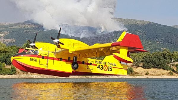 Un hidroavión recoge agua para sofocar el incendio de la Granja de San Ildefonso (Segovia). Un hidroavión recoge agua para sofocar el incendio de la Granja de San Ildefonso (Segovia).