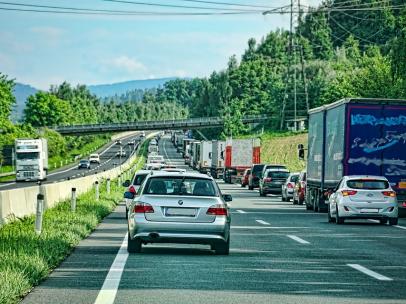 Claves para conducir en un atasco y no perder los nervios