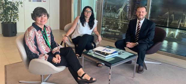 De izquierda a derecha, Sarah-Jane Morris, cónsul británica junto a Lucía Palomo y David Medina (ASPE)