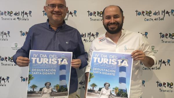 L teniente alcalde de Torre del Mar, Jesús Pérez Atencia, y el chef de la Escuela de Cocina Sabores, Roberto Soler L teniente alcalde de Torre del Mar, Jesús Pérez Atencia, y el chef de la Escuela de Cocina Sabores, Roberto Soler
