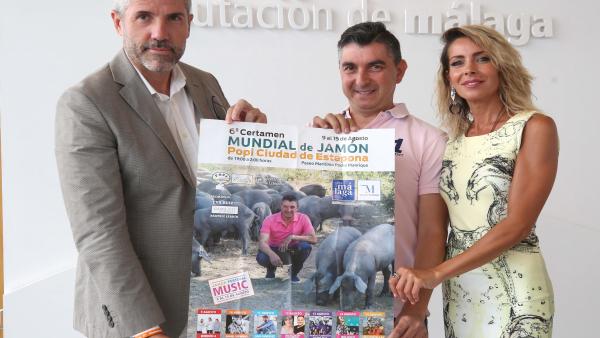 El vicepresidente de la Diputación, Juan Carlos Maldonado, presenta el certamen de jamón 'Popi' que se celebra en Estepona junto al organizador y la madrina del certamen El vicepresidente de la Diputación, Juan Carlos Maldonado, presenta el certamen de jamón 'Popi' que se celebra en Estepona junto al organizador y la madrina del certamen