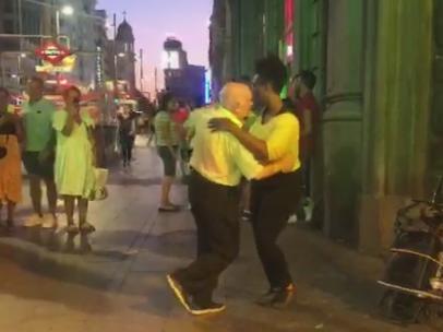 El viral baile de un anciano en plena Gran Vía
