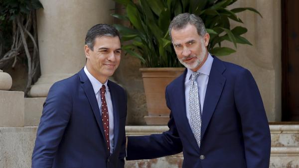 Pedro Sánchez a su llegada al despacho con el rey Felipe VI en Marivent Pedro Sánchez a su llegada al despacho con el rey Felipe VI en Marivent