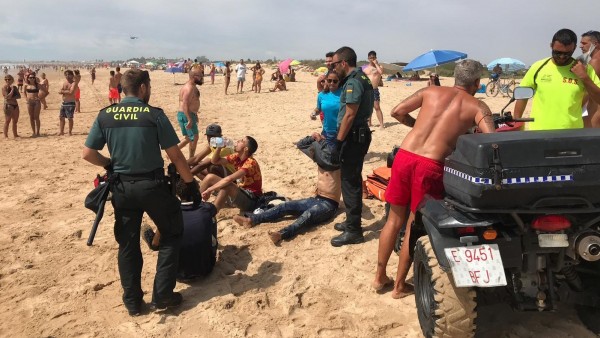 Una patera con inmigrantes llega a una playa de Cádiz ante numerosos bañistas Una patera con inmigrantes llega a una playa de Cádiz ante numerosos bañistas