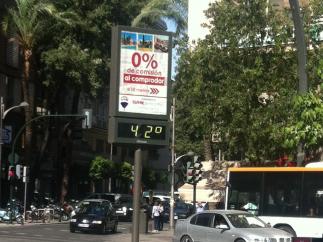 Termómetro marca 42º, calor en Murcia