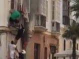 Un bombero retirado salva de las llamas a una vecina