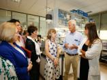 La delegada del Gobierno en Castilla y León, Mercedes Martín (3i), la ministra de Sanidad en funciones, María Luisa Carcedo (4i) y el director del Centro de Investigación del Cáncer en la Universidad de Salamanca, Eugenio Santos (5i), durante la visita de