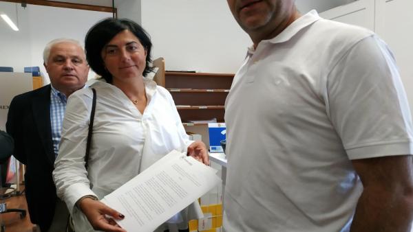 La portavoz del PP en la Diputación de Lugo, Elena Candia, acompañada de los otros once diputados provinciales, registra la petición de un pleno extraordinario. La portavoz del PP en la Diputación de Lugo, Elena Candia, acompañada de los otros once diputados provinciales, registra la petición de un pleno extraordinario.