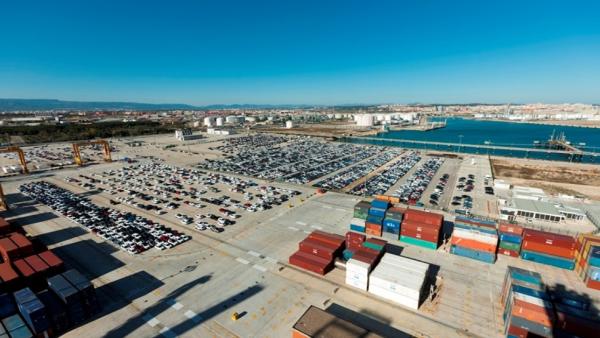 Vista aérea del tráfico de vehículos operado por el Puerto de Tarragona desde el muelle de Andalucía Vista aérea del tráfico de vehículos operado por el Puerto de Tarragona desde el muelle de Andalucía