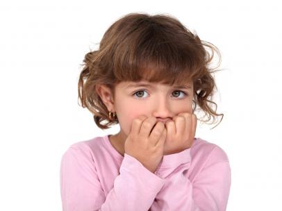 Niña mordiéndose las uñas