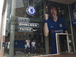 Imagen de la tienda del Chelsea con David Luiz