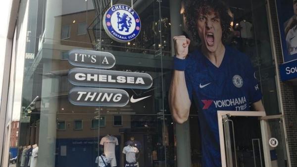 Imagen de la tienda del Chelsea con David Luiz Imagen de la tienda del Chelsea con David Luiz