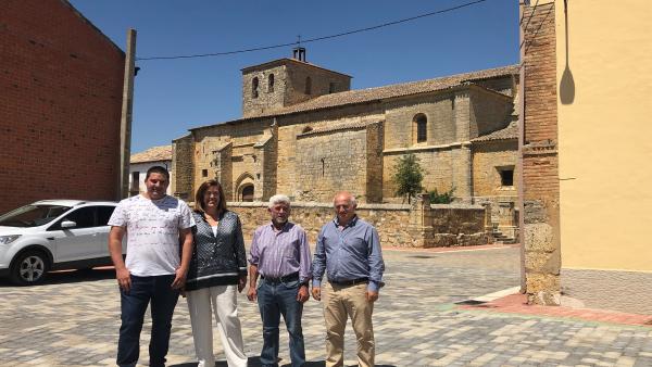 Armisén (2 i), junto a diputados y el alcalde de Melgar de Yuso. Armisén (2 i), junto a diputados y el alcalde de Melgar de Yuso.