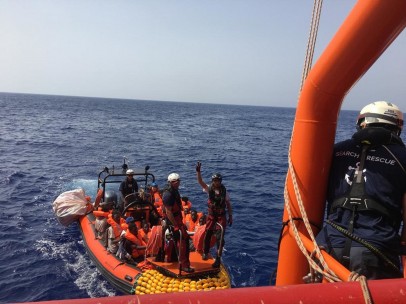 El Ocean Viking durante una maniobra de rescate.