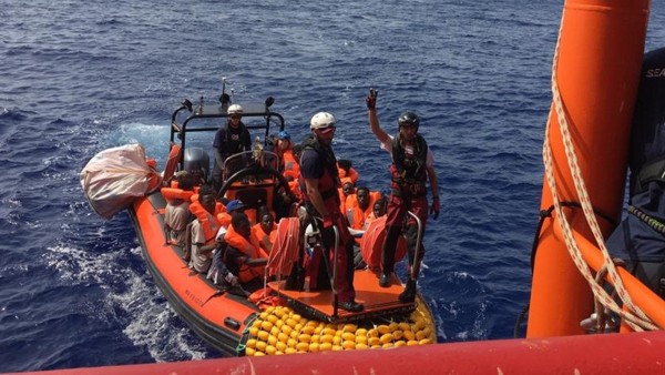 El Ocean Viking durante una maniobra de rescate. El Ocean Viking durante una maniobra de rescate.