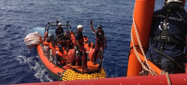 El Ocean Viking durante una maniobra de rescate.