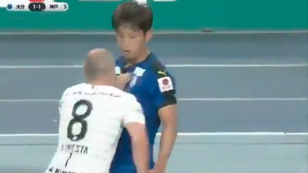 Iniesta se encara con un rival Iniesta se encara con un rival