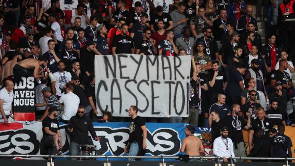 Pancarta contra Neymar en París Pancarta contra Neymar en París