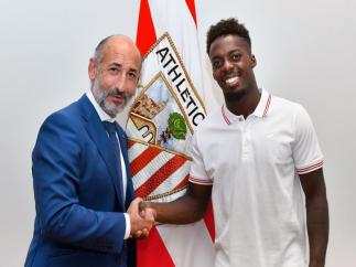 El presidente del Athletic Club de Bilbao, Aitor Elizegi, y el jugador Iñaki Williams