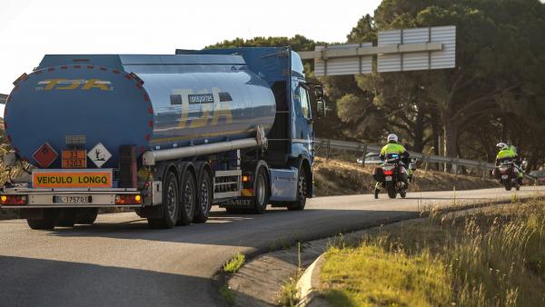 La policía portuguesa escolta a un camión cisterna. La policía portuguesa escolta a un camión cisterna.