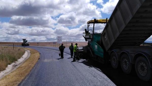 Trabajos de mejora y refuerzo del firma de una de las carreteras de la provincia de Segovia Trabajos de mejora y refuerzo del firma de una de las carreteras de la provincia de Segovia