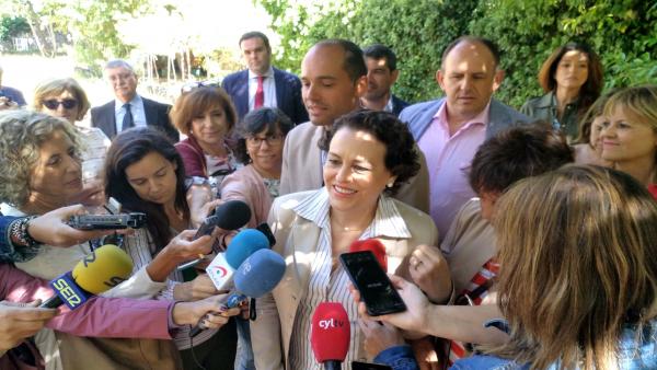 Magdalena Valerio atiende a los medios en los jardines del Palacio Real de la Granja de San Ildefonso. Magdalena Valerio atiende a los medios en los jardines del Palacio Real de la Granja de San Ildefonso.