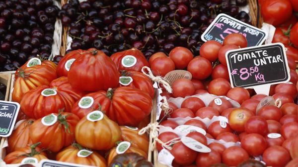 Tomates y cerezas en un mercado. Tomates y cerezas en un mercado.