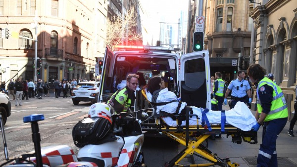Una mujer herida es trasladada al hospital en ambulancia tras apuñalamiento en Sidney. Una mujer herida es trasladada al hospital en ambulancia tras apuñalamiento en Sidney.