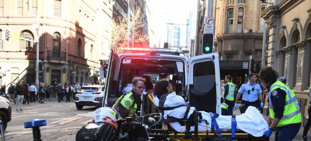 Una mujer herida es trasladada al hospital en ambulancia tras apuñalamiento en Sidney.
