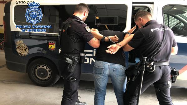 Uno de los detenidos conducido al furgón policial Uno de los detenidos conducido al furgón policial