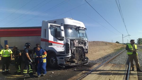 Estado del camión tras su colisión en Husillos (Palencia) con un tren Alvia, sin que se produjeran desgracias personales. Estado del camión tras su colisión en Husillos (Palencia) con un tren Alvia, sin que se produjeran desgracias personales.
