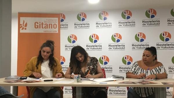 De izq a dcha: la resposable del programa Acceder, Eva Martínez; la presidenta de la asociación provincial de hostelería de Valladolid, María José Hernández Méndez; y la agente intercultural de la FSG, Chari Cerreduela, firman el convenio de colaboración De izq a dcha: la resposable del programa Acceder, Eva Martínez; la presidenta de la asociación provincial de hostelería de Valladolid, María José Hernández Méndez; y la agente intercultural de la FSG, Chari Cerreduela, firman el convenio de colaboración