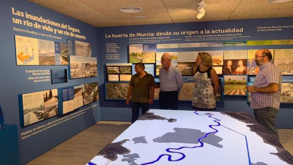 Eduardo Martínez Oliva y Mercedes Bernabé visitan el paraje de la Contraparada. Eduardo Martínez Oliva y Mercedes Bernabé visitan el paraje de la Contraparada.