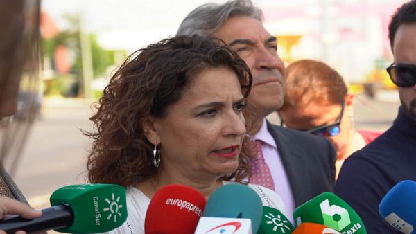 La ministra de Hacienda en funciones, María Jesús Montero, atendiendo a la prensa después de visitar la Zona Franca del Puerto de Sevilla. La ministra de Hacienda en funciones, María Jesús Montero, atendiendo a la prensa después de visitar la Zona Franca del Puerto de Sevilla.
