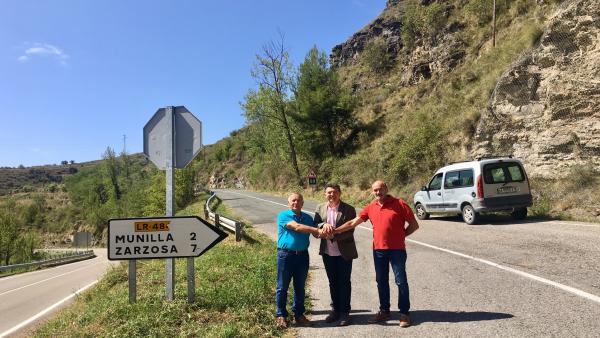 El consejero de Fomento, Carlos Cuevas, con los alcaldes de Munilla y Zarzosa visitan las obras en la carretera El consejero de Fomento, Carlos Cuevas, con los alcaldes de Munilla y Zarzosa visitan las obras en la carretera