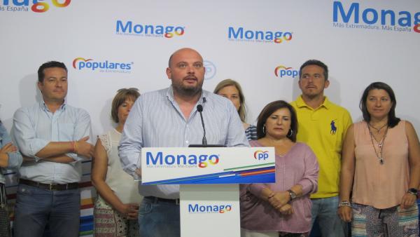 El coordinador de Electoral del PP de Extremadura y alcalde de Valencia del Mombuey, Manuel Naharro, ofrece una rueda de prensa, en la sede regional del PP. El coordinador de Electoral del PP de Extremadura y alcalde de Valencia del Mombuey, Manuel Naharro, ofrece una rueda de prensa, en la sede regional del PP.